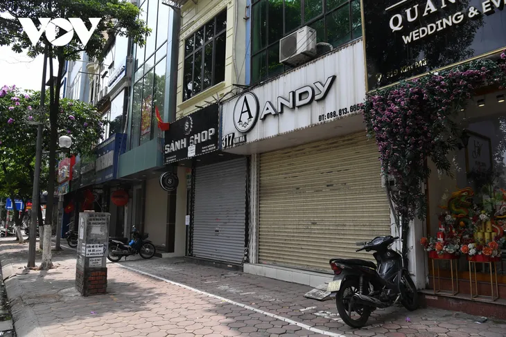 Hình ảnh các cửa hàng kinh doanh tại Hà Nội đóng cửa vì dịch COVID-19 - Ảnh 15. Hình ảnh các cửa hàng kinh doanh tại Hà Nội đóng cửa vì dịch COVID-19 - Ảnh 15.