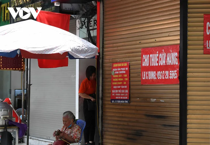 Hình ảnh các cửa hàng kinh doanh tại Hà Nội đóng cửa vì dịch COVID-19 - Ảnh 16. Hình ảnh các cửa hàng kinh doanh tại Hà Nội đóng cửa vì dịch COVID-19 - Ảnh 16.