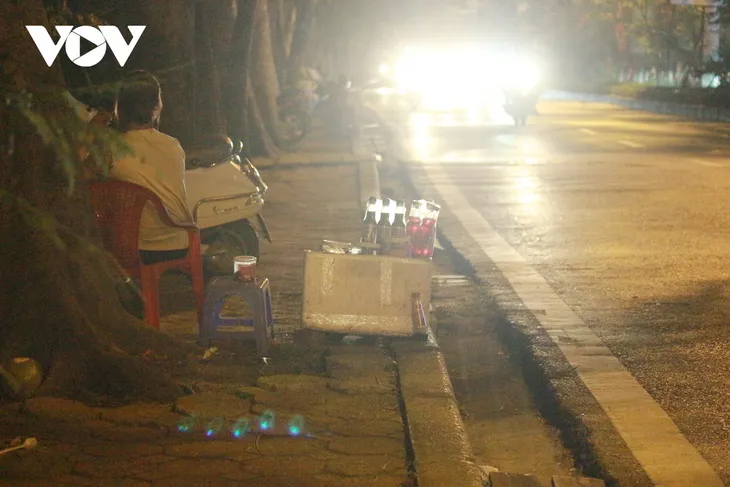 Trà đá vỉa hè bán chui trong đêm, bất chấp quy định phòng chống dịch COVID-19 - Ảnh 2. Trà đá vỉa hè bán chui trong đêm, bất chấp quy định phòng chống dịch COVID-19 - Ảnh 2.