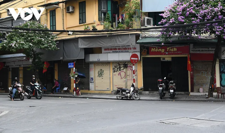 Hình ảnh các cửa hàng kinh doanh tại Hà Nội đóng cửa vì dịch COVID-19 - Ảnh 5. Hình ảnh các cửa hàng kinh doanh tại Hà Nội đóng cửa vì dịch COVID-19 - Ảnh 5.