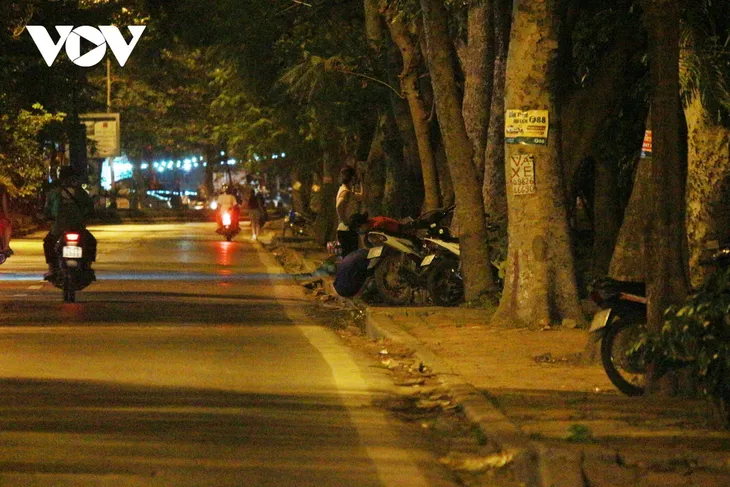 Trà đá vỉa hè bán chui trong đêm, bất chấp quy định phòng chống dịch COVID-19 - Ảnh 5. Trà đá vỉa hè bán chui trong đêm, bất chấp quy định phòng chống dịch COVID-19 - Ảnh 5.