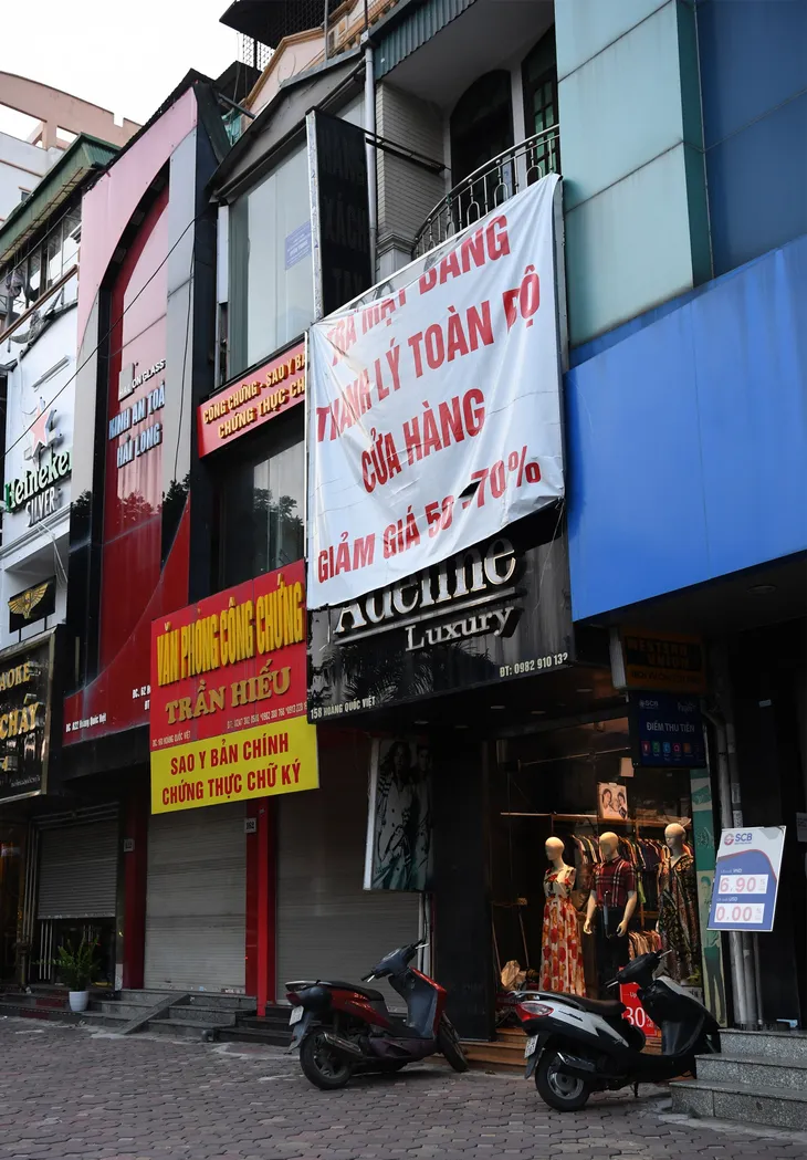 Hình ảnh các cửa hàng kinh doanh tại Hà Nội đóng cửa vì dịch COVID-19 - Ảnh 7. Hình ảnh các cửa hàng kinh doanh tại Hà Nội đóng cửa vì dịch COVID-19 - Ảnh 7.