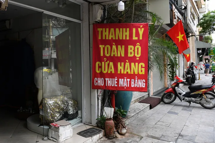 Hình ảnh các cửa hàng kinh doanh tại Hà Nội đóng cửa vì dịch COVID-19 - Ảnh 8. Hình ảnh các cửa hàng kinh doanh tại Hà Nội đóng cửa vì dịch COVID-19 - Ảnh 8.