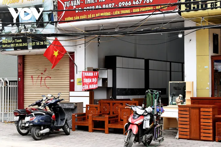 Hình ảnh các cửa hàng kinh doanh tại Hà Nội đóng cửa vì dịch COVID-19 - Ảnh 9. Hình ảnh các cửa hàng kinh doanh tại Hà Nội đóng cửa vì dịch COVID-19 - Ảnh 9.