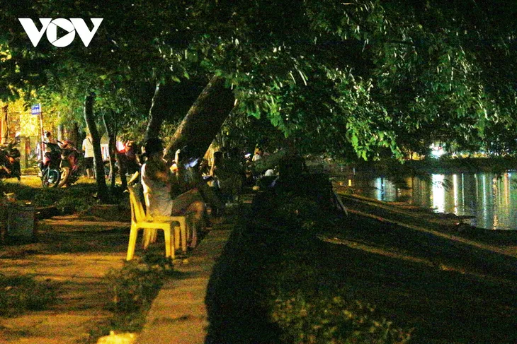 Trà đá vỉa hè bán chui trong đêm, bất chấp quy định phòng chống dịch COVID-19 - Ảnh 8. Trà đá vỉa hè bán chui trong đêm, bất chấp quy định phòng chống dịch COVID-19 - Ảnh 8.