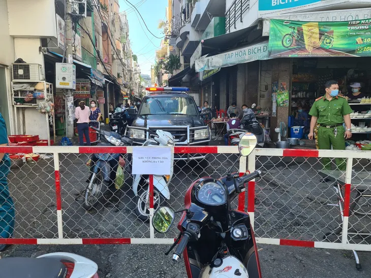 TP Hồ Chí Minh khuyến cáo người trên 60 tuổi hạn chế đi ra đường - Ảnh 1. TP Hồ Chí Minh khuyến cáo người trên 60 tuổi hạn chế đi ra đường - Ảnh 1.