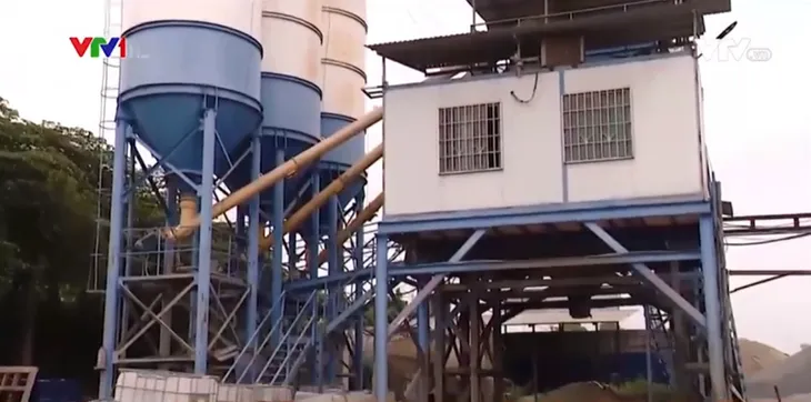 Trạm trộn bê tông xả thải ra kênh thủy lợi đã dừng hoạt động - Ảnh 1. Trạm trộn bê tông xả thải ra kênh thủy lợi đã dừng hoạt động - Ảnh 1.