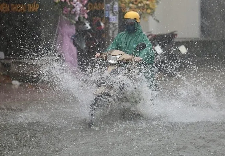 Nhiều nơi ở TP Hồ Chí Minh ngập nặng do mưa lớn - Ảnh 2. Nhiều nơi ở TP Hồ Chí Minh ngập nặng do mưa lớn - Ảnh 2.