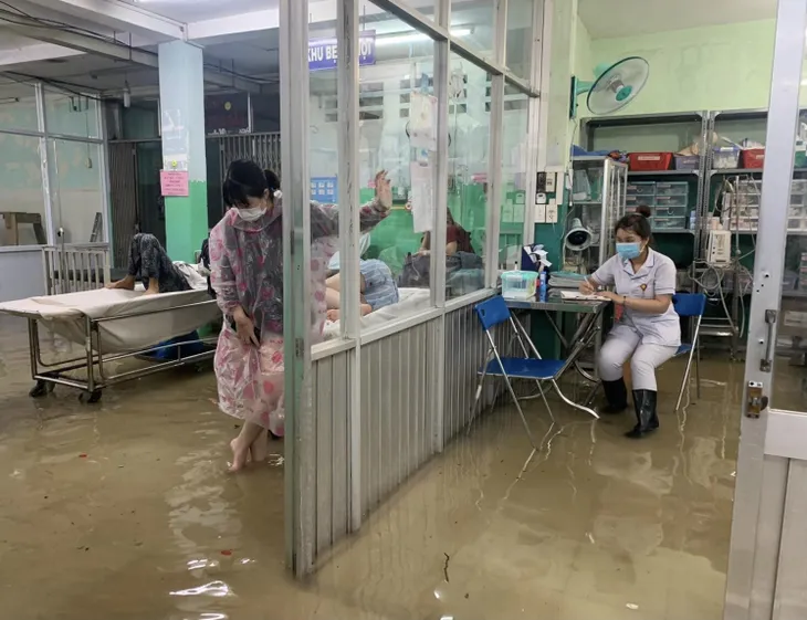 Nhiều nơi ở TP Hồ Chí Minh ngập nặng do mưa lớn - Ảnh 8. Nhiều nơi ở TP Hồ Chí Minh ngập nặng do mưa lớn - Ảnh 8.