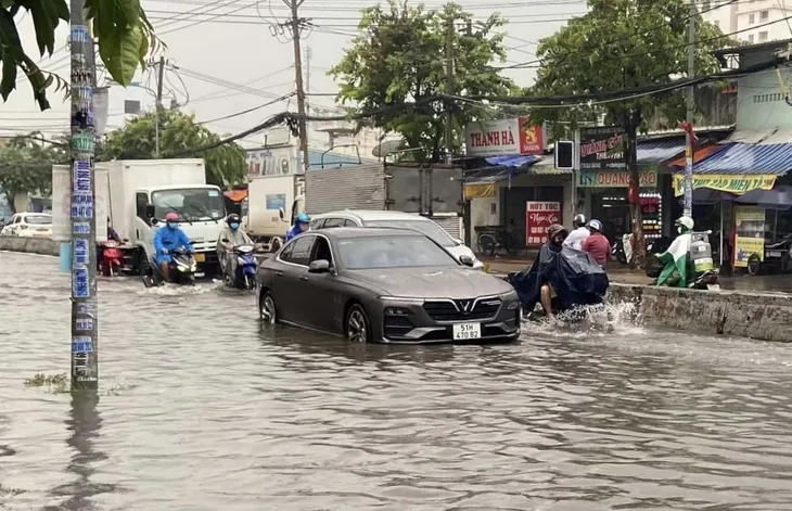 Nhiều nơi ở TP Hồ Chí Minh ngập nặng do mưa lớn - Ảnh 3. Nhiều nơi ở TP Hồ Chí Minh ngập nặng do mưa lớn - Ảnh 3.