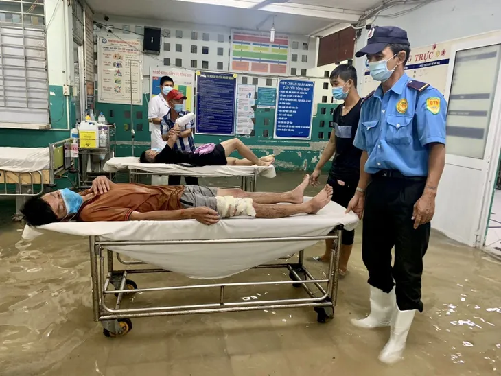 Nhiều nơi ở TP Hồ Chí Minh ngập nặng do mưa lớn - Ảnh 7. Nhiều nơi ở TP Hồ Chí Minh ngập nặng do mưa lớn - Ảnh 7.