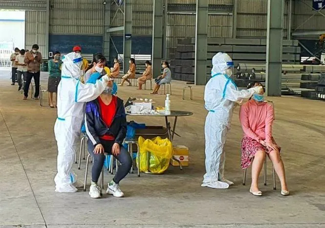 An toàn phòng dịch COVID-19: Yếu tố cốt lõi đảm bảo sản xuất tại các khu công nghiệp - Ảnh 2. An toàn phòng dịch COVID-19: Yếu tố cốt lõi đảm bảo sản xuất tại các khu công nghiệp - Ảnh 2.