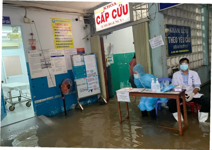 Nhiều nơi ở TP Hồ Chí Minh ngập nặng do mưa lớn - Ảnh 6. Nhiều nơi ở TP Hồ Chí Minh ngập nặng do mưa lớn - Ảnh 6.