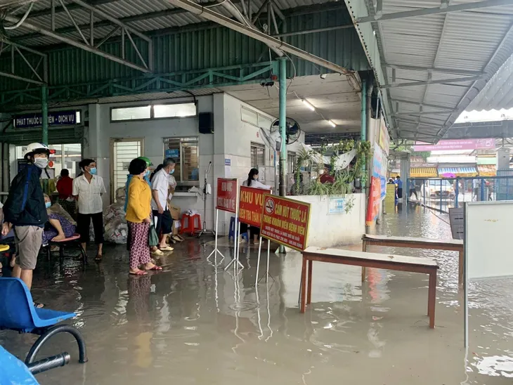 Nhiều nơi ở TP Hồ Chí Minh ngập nặng do mưa lớn - Ảnh 5. Nhiều nơi ở TP Hồ Chí Minh ngập nặng do mưa lớn - Ảnh 5.