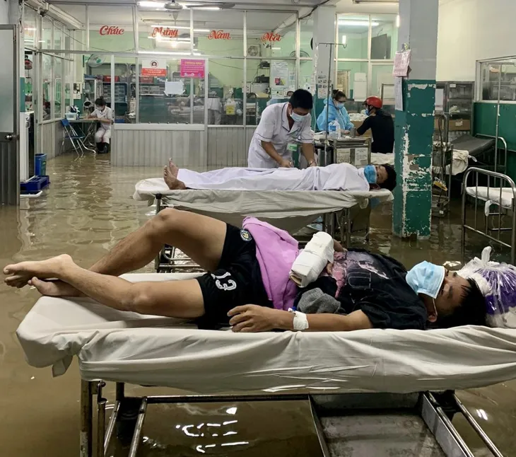 Nhiều nơi ở TP Hồ Chí Minh ngập nặng do mưa lớn - Ảnh 4. Nhiều nơi ở TP Hồ Chí Minh ngập nặng do mưa lớn - Ảnh 4.