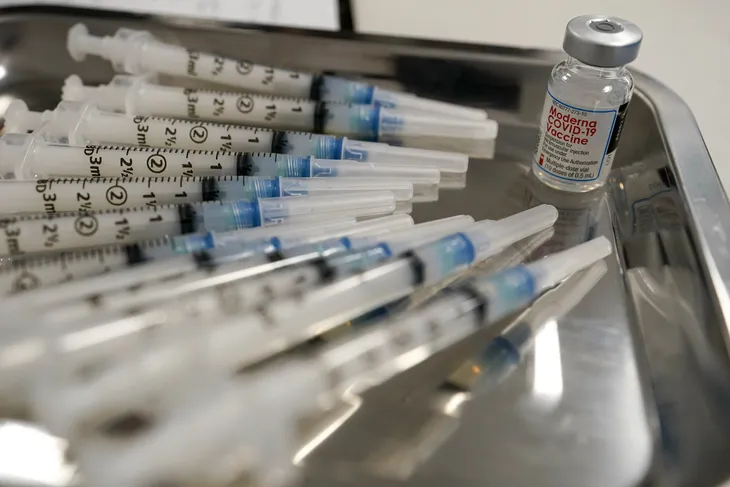 Cuộc chiến với suy nghĩ chần chừ tiêm vaccine - Ảnh 1. Cuộc chiến với suy nghĩ chần chừ tiêm vaccine - Ảnh 1.
