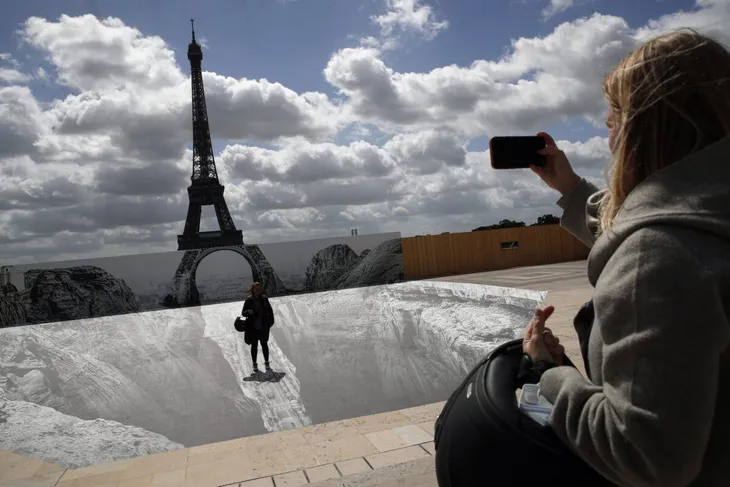 Nghệ thuật sắp đặt 3D chào mừng Tháp Eiffel sắp đón khách trở lại - Ảnh 6. Nghệ thuật sắp đặt 3D chào mừng Tháp Eiffel sắp đón khách trở lại - Ảnh 6.