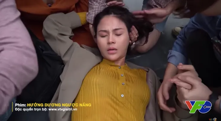 Hướng dương ngược nắng: Lương Thu Trang từng ngã đập đầu, xe cứu thương đạo cụ thành xe đưa đi cấp cứu - Ảnh 2. Hướng dương ngược nắng: Lương Thu Trang từng ngã đập đầu, xe cứu thương đạo cụ thành xe đưa đi cấp cứu - Ảnh 2.