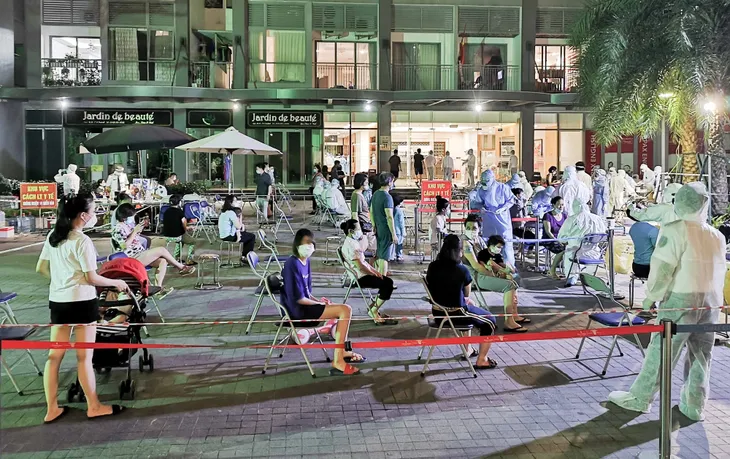 Trắng đêm lấy mẫu xét nghiệm COVID-19 cho cư dân tòa Park 11 - Times City - Ảnh 3. Trắng đêm lấy mẫu xét nghiệm COVID-19 cho cư dân tòa Park 11 - Times City - Ảnh 3.