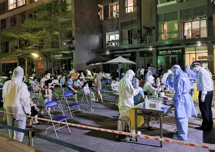 Trắng đêm lấy mẫu xét nghiệm COVID-19 cho cư dân tòa Park 11 - Times City - Ảnh 4. Trắng đêm lấy mẫu xét nghiệm COVID-19 cho cư dân tòa Park 11 - Times City - Ảnh 4.