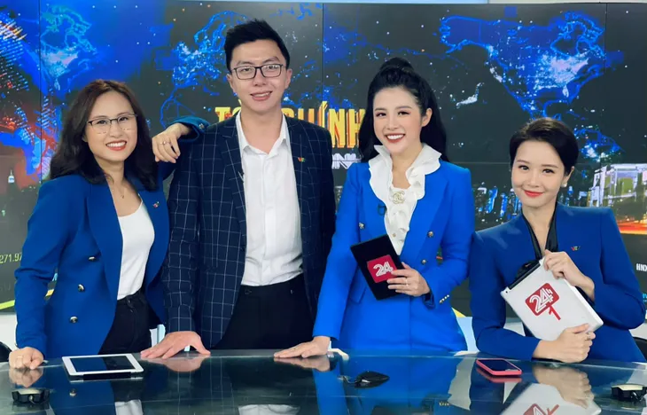 Hậu trường Bản tin Tài chính kinh doanh cực vui, cực nhộn từ dàn BTV - Ảnh 16. Hậu trường Bản tin Tài chính kinh doanh cực vui, cực nhộn từ dàn BTV - Ảnh 16.