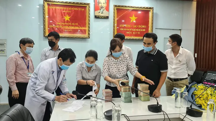Diễn viên Quyền Linh và những người bạn ủng hộ Bắc Giang và Bệnh viện K 2 tỷ đồng - Ảnh 2. Diễn viên Quyền Linh và những người bạn ủng hộ Bắc Giang và Bệnh viện K 2 tỷ đồng - Ảnh 2.