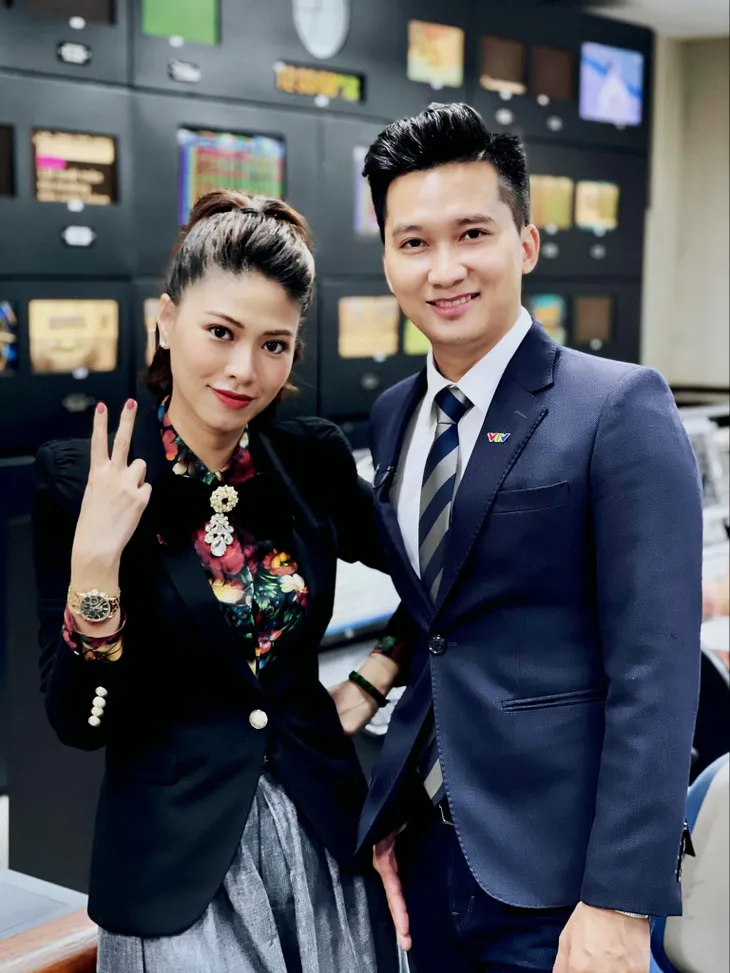 Hậu trường Bản tin Tài chính kinh doanh cực vui, cực nhộn từ dàn BTV - Ảnh 13. Hậu trường Bản tin Tài chính kinh doanh cực vui, cực nhộn từ dàn BTV - Ảnh 13.