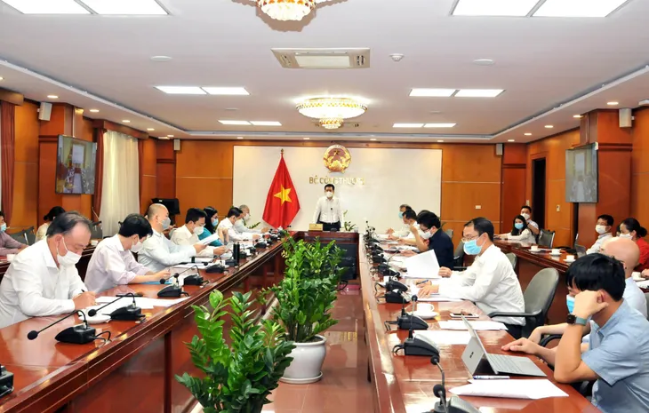 Bộ trưởng Nguyễn Hồng Diên: An toàn thì mới sản xuất - Ảnh 3. Bộ trưởng Nguyễn Hồng Diên: An toàn thì mới sản xuất - Ảnh 3.