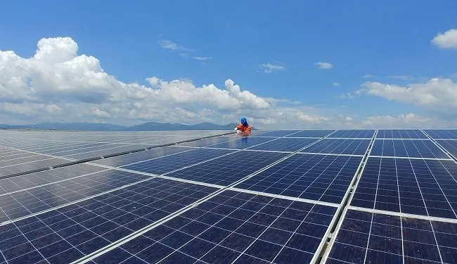 Đề xuất giảm 30% giá, có nên đầu tư lắp điện mặt trời áp mái? - Ảnh 1. Đề xuất giảm 30% giá, có nên đầu tư lắp điện mặt trời áp mái? - Ảnh 1.