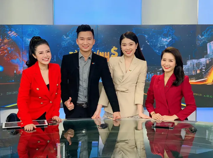 Hậu trường Bản tin Tài chính kinh doanh cực vui, cực nhộn từ dàn BTV - Ảnh 17. Hậu trường Bản tin Tài chính kinh doanh cực vui, cực nhộn từ dàn BTV - Ảnh 17.