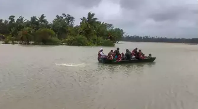 Bão Yaas hoành hành tại Ấn Độ, ít nhất 4 người thiệt mạng, hàng nghìn ngôi nhà bị phá hủy - Ảnh 2. Bão Yaas hoành hành tại Ấn Độ, ít nhất 4 người thiệt mạng, hàng nghìn ngôi nhà bị phá hủy - Ảnh 2.