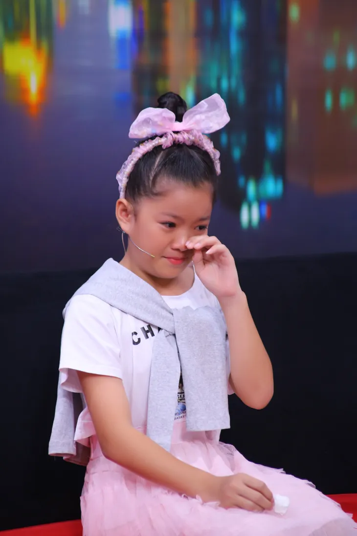 Điều con muốn nói: Cô bé 11 tuổi bật khóc vì ba đi chống dịch COVID-19 không được về nhà - Ảnh 1. Điều con muốn nói: Cô bé 11 tuổi bật khóc vì ba đi chống dịch COVID-19 không được về nhà - Ảnh 1.