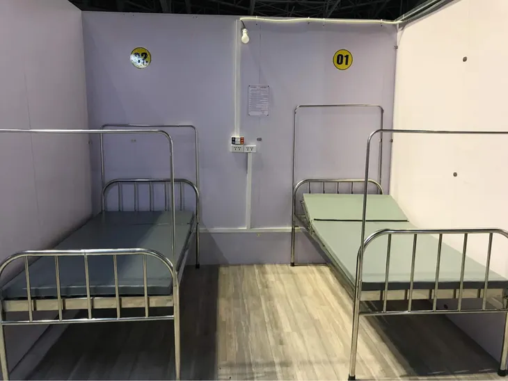 Gấp rút hoàn thiện Bệnh viện dã chiến tại Nhà thi đấu tỉnh Bắc Giang - Ảnh 5. Gấp rút hoàn thiện Bệnh viện dã chiến tại Nhà thi đấu tỉnh Bắc Giang - Ảnh 5.