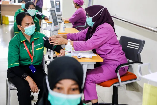 Indonesia huy động nguồn lực doanh nghiệp đẩy mạnh việc tiêm vaccine - Ảnh 1. Indonesia huy động nguồn lực doanh nghiệp đẩy mạnh việc tiêm vaccine - Ảnh 1.