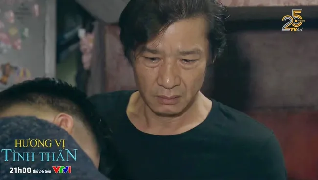 Hương vị tình thân: Ông Sinh (Võ Hoài Năm) lau nước mặt, nhìn Nam (Phương Oanh) qua cửa kính phòng bệnh - Ảnh 1. Hương vị tình thân: Ông Sinh (Võ Hoài Năm) lau nước mặt, nhìn Nam (Phương Oanh) qua cửa kính phòng bệnh - Ảnh 1.