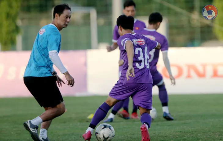 Hậu vệ Mai Sỹ Hoàng: Các bài tập giúp tôi phát triển nhiều về chuyên môn - Ảnh 9. Hậu vệ Mai Sỹ Hoàng: Các bài tập giúp tôi phát triển nhiều về chuyên môn - Ảnh 9.