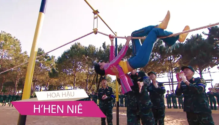 Hoa hậu HHen Niê và nghệ sĩ Quang Thắng chơi hết mình trong Chúng tôi chiến sĩ 2021 - Ảnh 4. Hoa hậu HHen Niê và nghệ sĩ Quang Thắng chơi hết mình trong Chúng tôi chiến sĩ 2021 - Ảnh 4.
