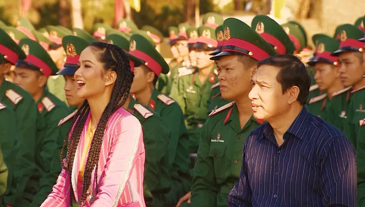 Hoa hậu HHen Niê và nghệ sĩ Quang Thắng chơi hết mình trong Chúng tôi chiến sĩ 2021 - Ảnh 3. Hoa hậu HHen Niê và nghệ sĩ Quang Thắng chơi hết mình trong Chúng tôi chiến sĩ 2021 - Ảnh 3.