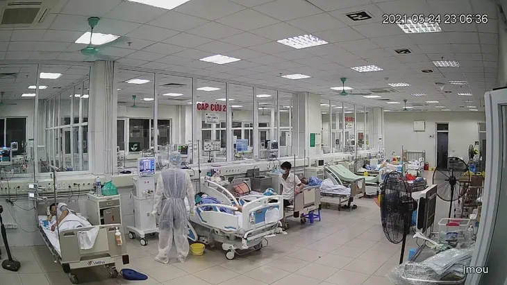 Tận mắt chứng kiến bác sĩ ép tim liên tục cấp cứu bệnh nhân COVID-19 - Ảnh 1. Tận mắt chứng kiến bác sĩ ép tim liên tục cấp cứu bệnh nhân COVID-19 - Ảnh 1.