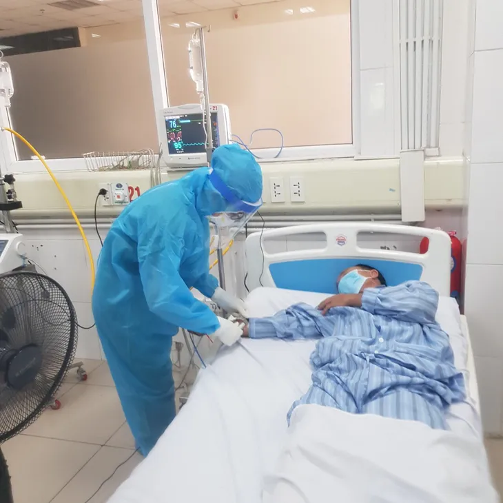Tận mắt chứng kiến bác sĩ ép tim liên tục cấp cứu bệnh nhân COVID-19 - Ảnh 2. Tận mắt chứng kiến bác sĩ ép tim liên tục cấp cứu bệnh nhân COVID-19 - Ảnh 2.