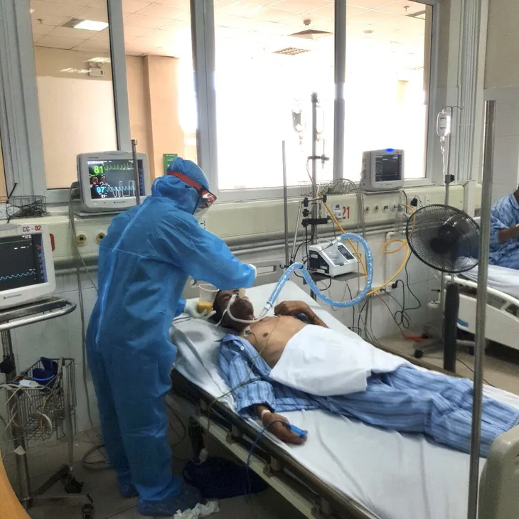 Tận mắt chứng kiến bác sĩ ép tim liên tục cấp cứu bệnh nhân COVID-19 - Ảnh 3. Tận mắt chứng kiến bác sĩ ép tim liên tục cấp cứu bệnh nhân COVID-19 - Ảnh 3.