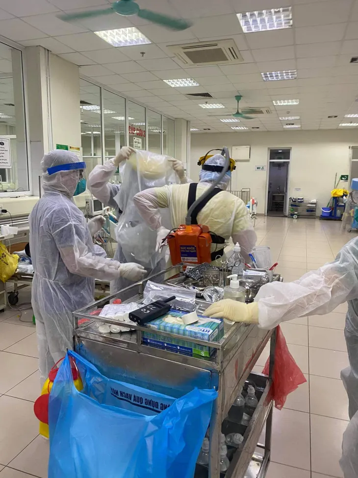 Tận mắt chứng kiến bác sĩ ép tim liên tục cấp cứu bệnh nhân COVID-19 - Ảnh 6. Tận mắt chứng kiến bác sĩ ép tim liên tục cấp cứu bệnh nhân COVID-19 - Ảnh 6.