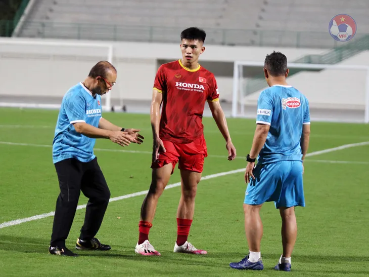 Chùm ảnh: Buổi tập đầu tiên của ĐT Việt Nam tại UAE - Ảnh 7. Chùm ảnh: Buổi tập đầu tiên của ĐT Việt Nam tại UAE - Ảnh 7.