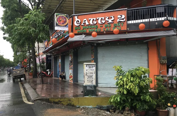 TP Hồ Chí Minh: Hàng quán đóng cửa im lìm để chống dịch - Ảnh 3. TP Hồ Chí Minh: Hàng quán đóng cửa im lìm để chống dịch - Ảnh 3.