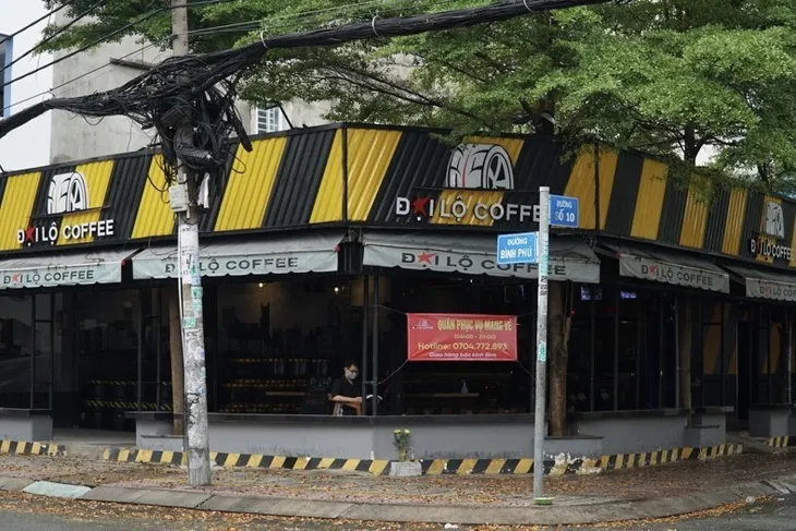 TP Hồ Chí Minh: Hàng quán đóng cửa im lìm để chống dịch - Ảnh 2. TP Hồ Chí Minh: Hàng quán đóng cửa im lìm để chống dịch - Ảnh 2.