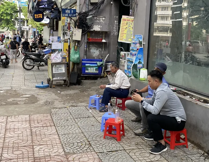 TP Hồ Chí Minh: Hàng quán đóng cửa im lìm để chống dịch - Ảnh 7. TP Hồ Chí Minh: Hàng quán đóng cửa im lìm để chống dịch - Ảnh 7.