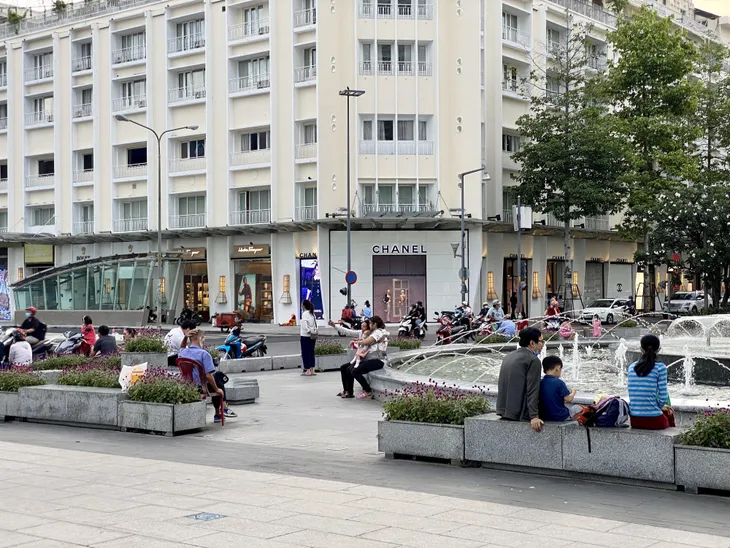 TP Hồ Chí Minh: Hàng quán đóng cửa im lìm để chống dịch - Ảnh 8. TP Hồ Chí Minh: Hàng quán đóng cửa im lìm để chống dịch - Ảnh 8.