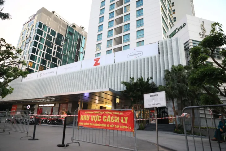 Hà Nội: Phong tỏa tạm thời khách sạn Fraser Suite vì có chuyên gia Nhật Bản dương tính với SARS-CoV-2 - Ảnh 3. Hà Nội: Phong tỏa tạm thời khách sạn Fraser Suite vì có chuyên gia Nhật Bản dương tính với SARS-CoV-2 - Ảnh 3.