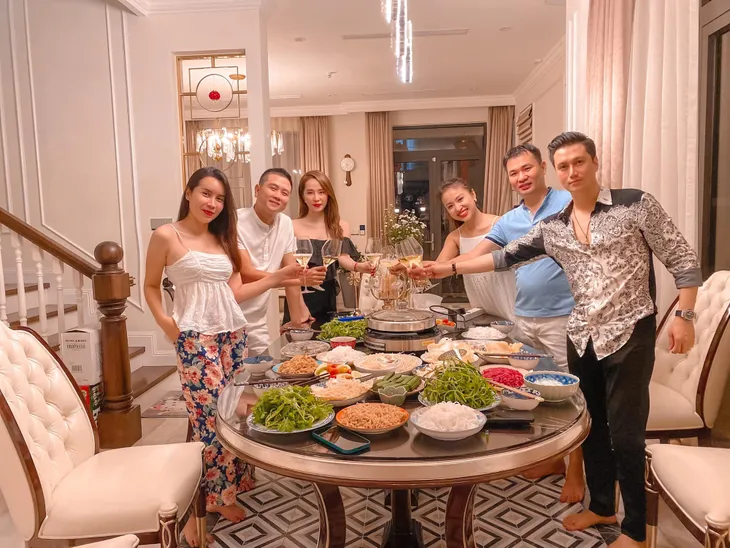 Dàn diễn viên Việt tuần qua: Hồng Diễm chỉ ở nhà, Phương Oanh tự nhủ bớt nghe bớt nói bớt nhìn - Ảnh 6. Dàn diễn viên Việt tuần qua: Hồng Diễm chỉ ở nhà, Phương Oanh tự nhủ bớt nghe bớt nói bớt nhìn - Ảnh 6.