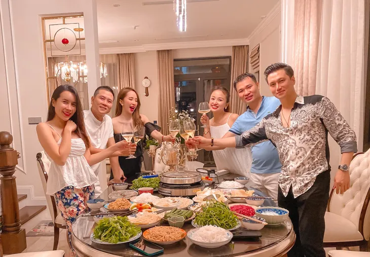 Dàn diễn viên Việt tuần qua: Hồng Diễm chỉ ở nhà, Phương Oanh tự nhủ bớt nghe bớt nói bớt nhìn - Ảnh 7. Dàn diễn viên Việt tuần qua: Hồng Diễm chỉ ở nhà, Phương Oanh tự nhủ bớt nghe bớt nói bớt nhìn - Ảnh 7.